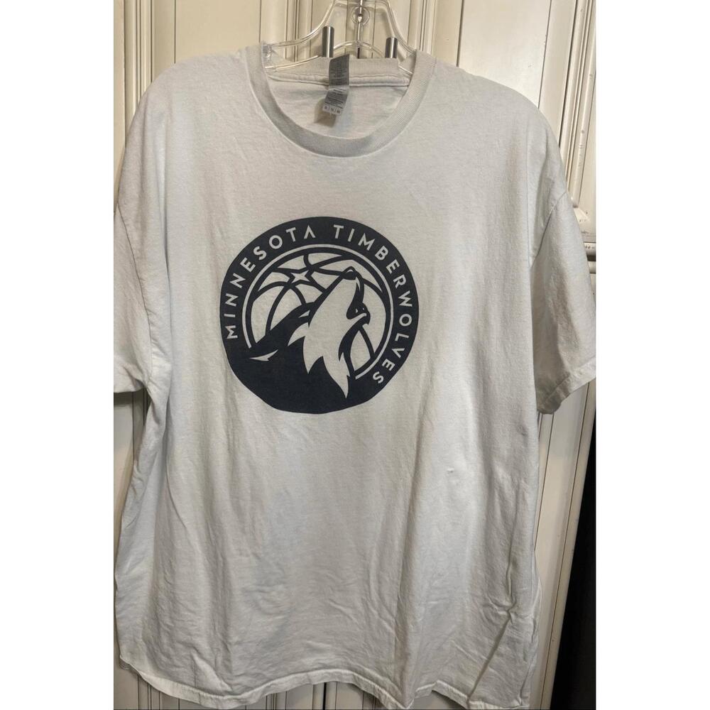 Gildan Mens Minnesota Timberwolves Graphic T-Shirt White Blue - Picture 1 of 4